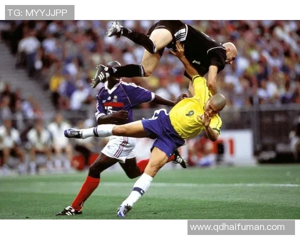 《全球足坛传奇球星全纪录：从经典瞬间到辉煌成就》